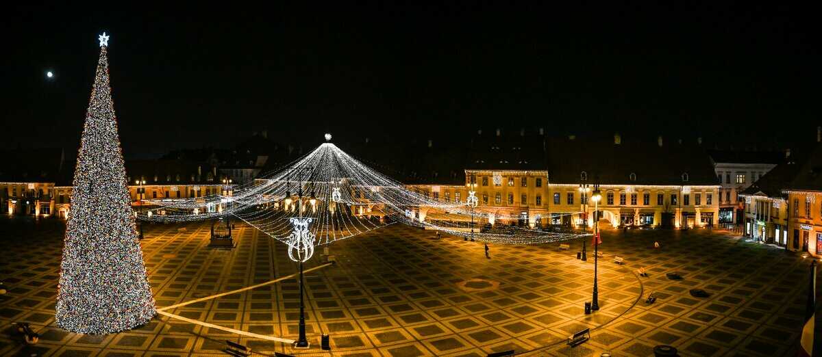 VIDEO FOTO S-au aprins luminile de sărbători din centrul Sibiului - Arată feeric!