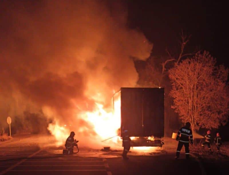 foto camion cu colete mistuit de flăcări pe dn14 la ruși