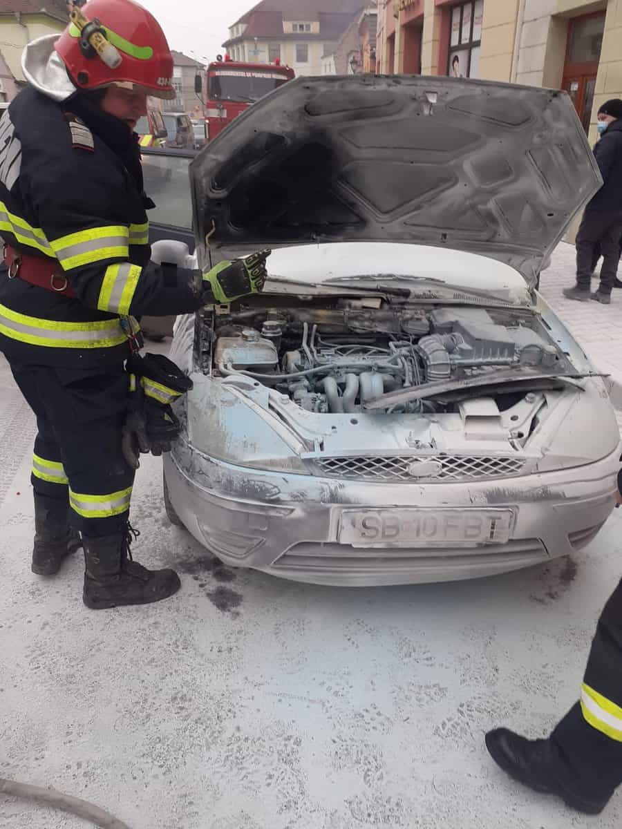 foto: o mașină a luat foc în mers la mediaș - sperietură teribilă pentru o șoferiță