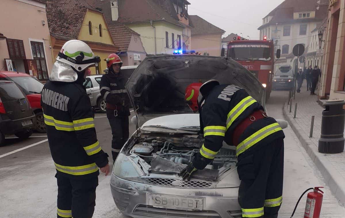 foto: o mașină a luat foc în mers la mediaș - sperietură teribilă pentru o șoferiță