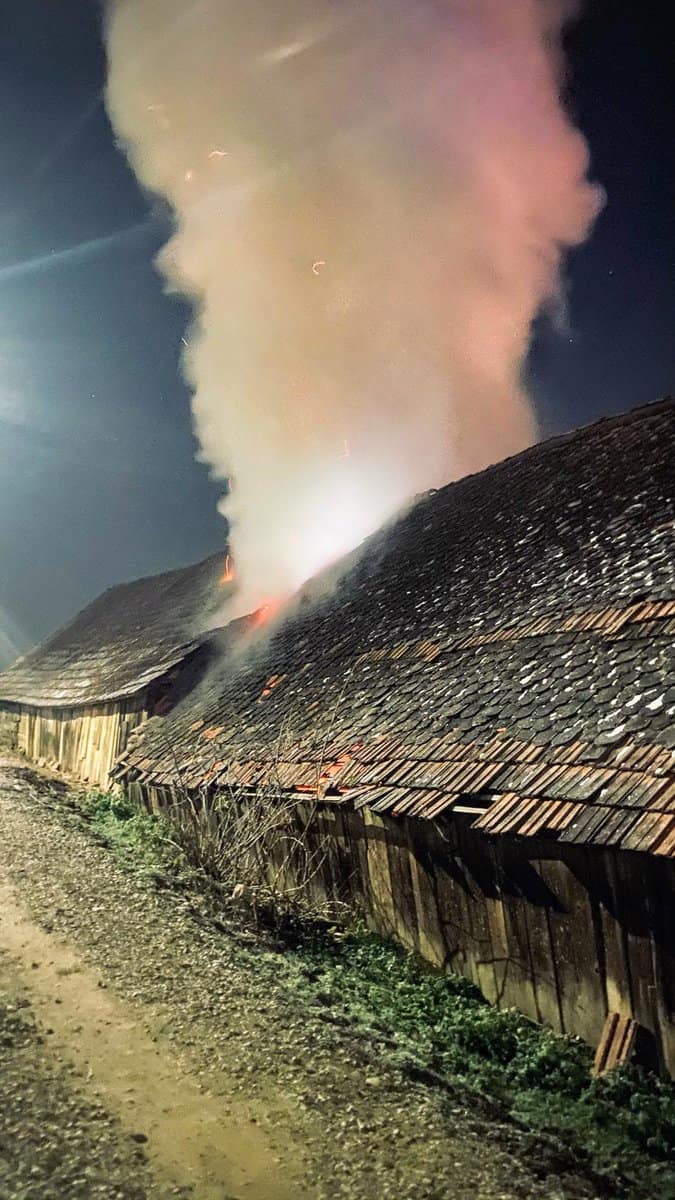 FOTO: Incendiu la Chirpăr - A luat foc o șură