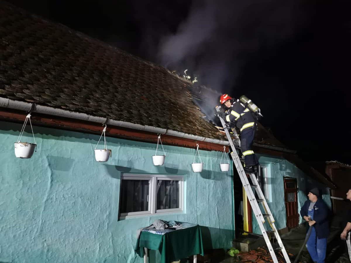 foto: incendiu la o casă din rășinari din cauza unui coș de fum deteriorat