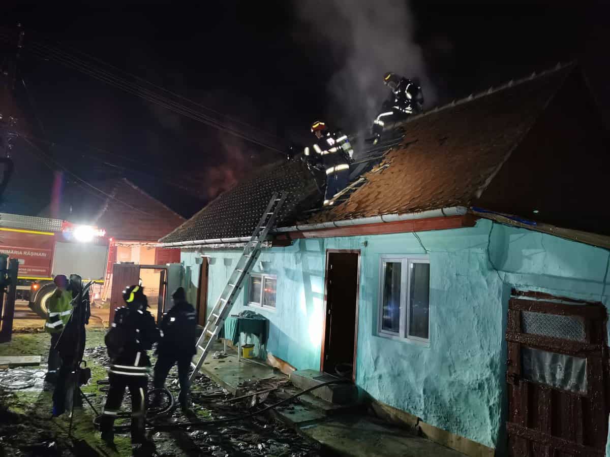 FOTO: Incendiu la o casă din Rășinari din cauza unui coș de fum deteriorat