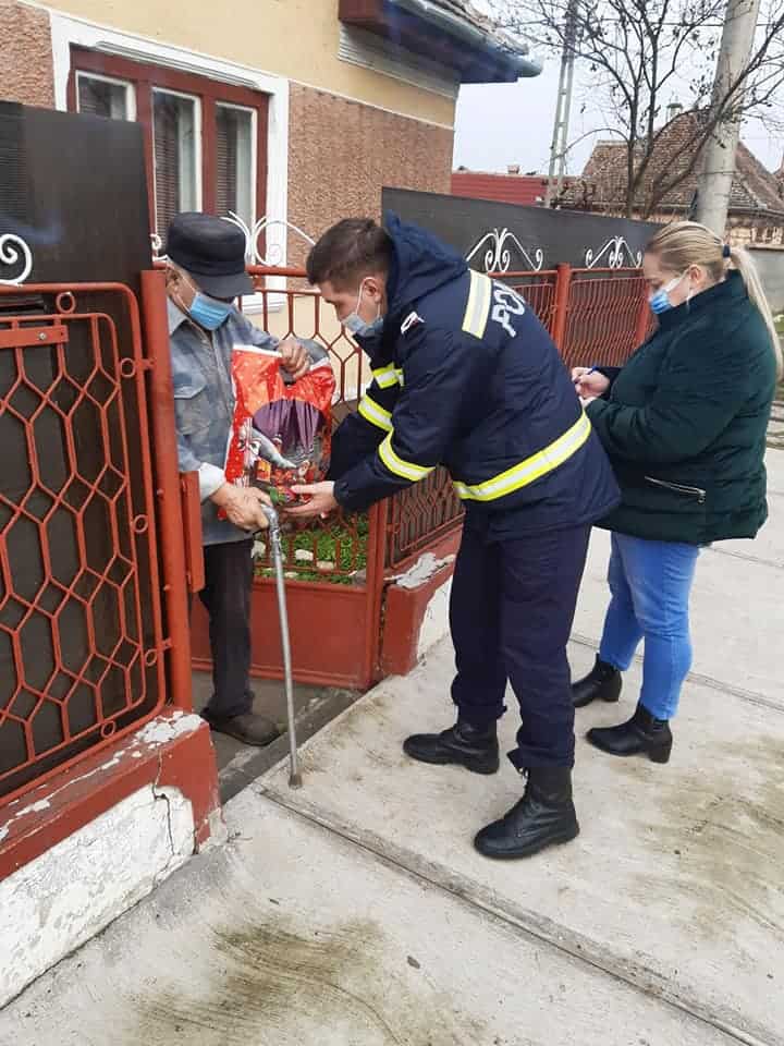 foto: pompierii în rolul lui moș crăciun - zeci de sibieni din săliște și miercurea sibiului au primit cadouri