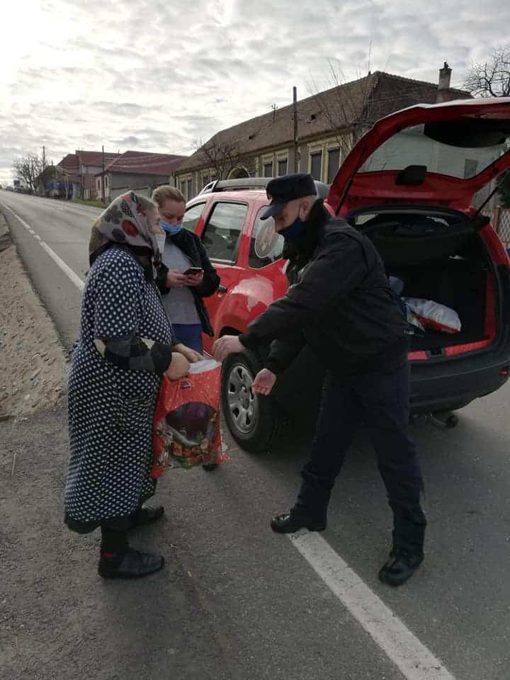 foto: pompierii în rolul lui moș crăciun - zeci de sibieni din săliște și miercurea sibiului au primit cadouri