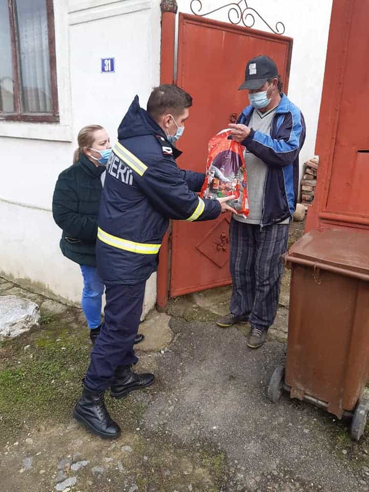 foto: pompierii în rolul lui moș crăciun - zeci de sibieni din săliște și miercurea sibiului au primit cadouri