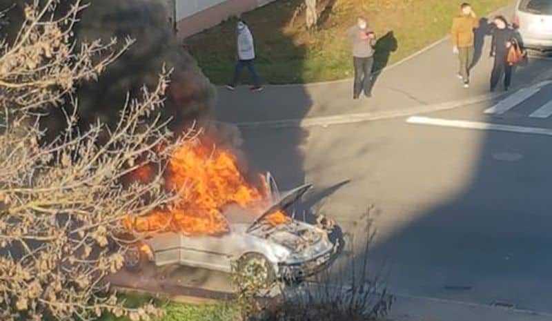 video mașină mistuită de flăcări la sibiu. s-a făcut scrum
