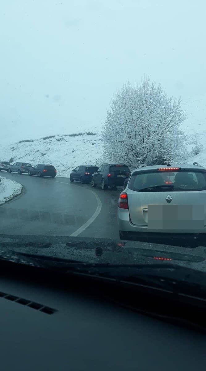 aglomerație la schi în a doua zi de crăciun - drumul spre păltiniș este blocat