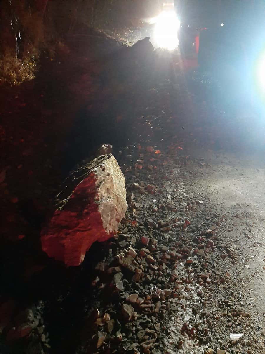 foto: accident pe valea oltului din cauza pietrelor căzute pe carosabil - o camionetă s-a izbit de un tir