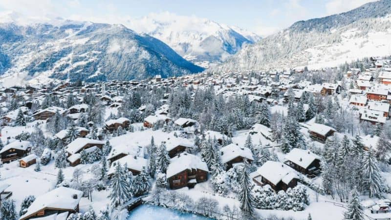 sute de turiști britanici au fugit din carantină în elveția - erau la schi într-o stațiune