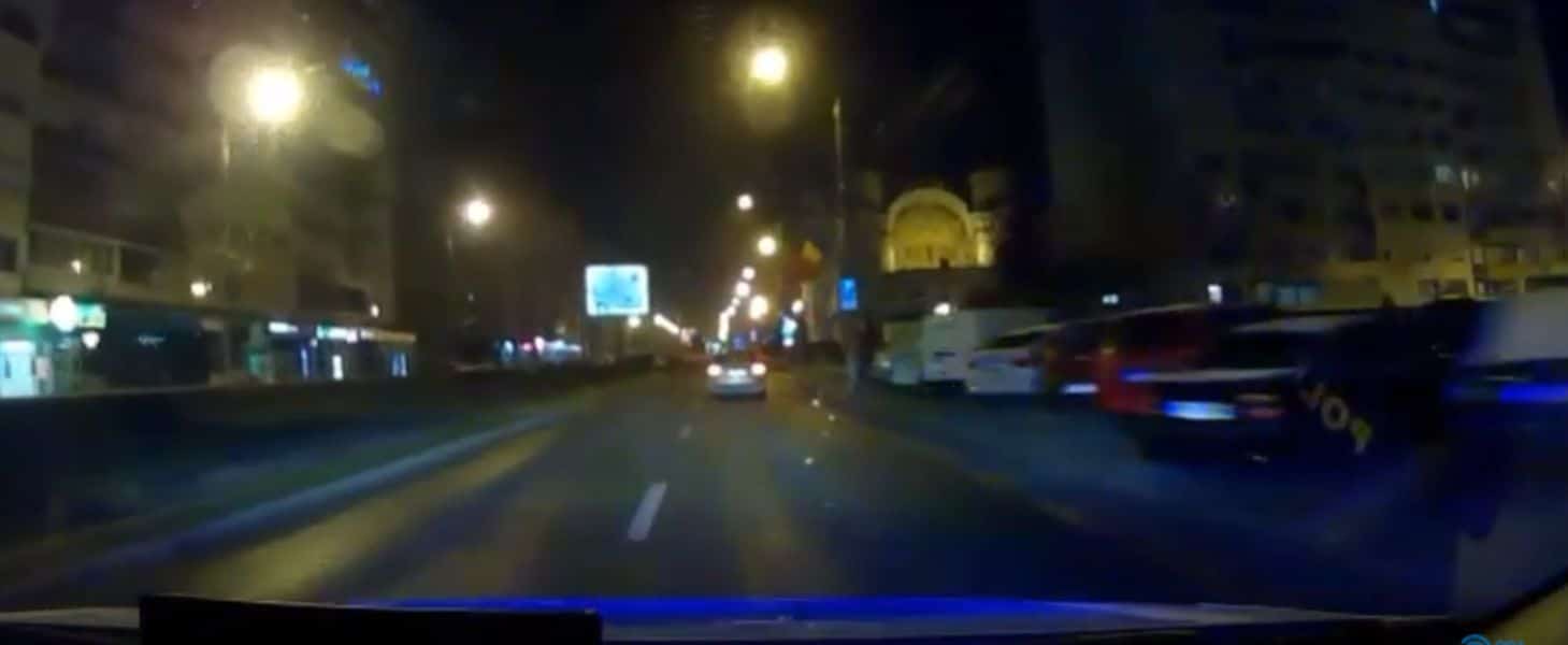 video - urmărire în trafic la sibiu. s-a înfipt cu mașina în stâlp după ce a fugit de poliție