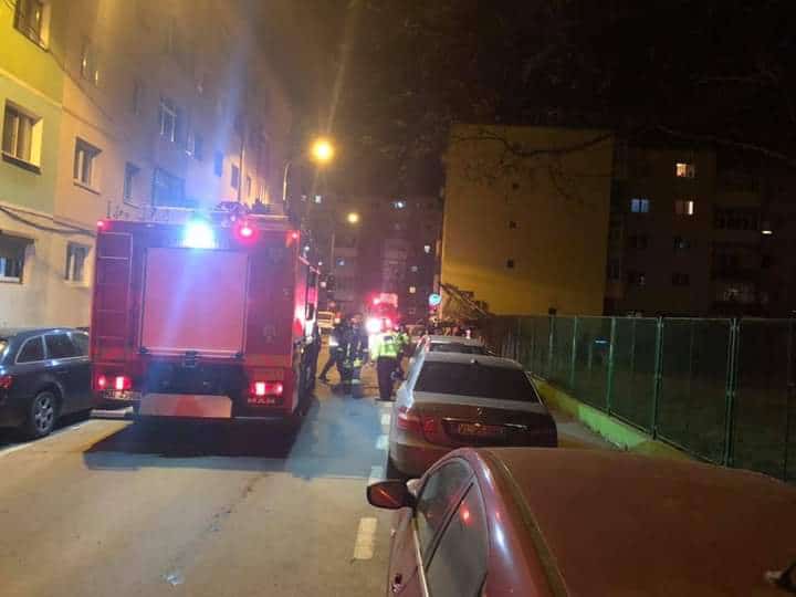 foto - acoperiș de bloc spulberat de vânt - țiglele au căzut peste mașini