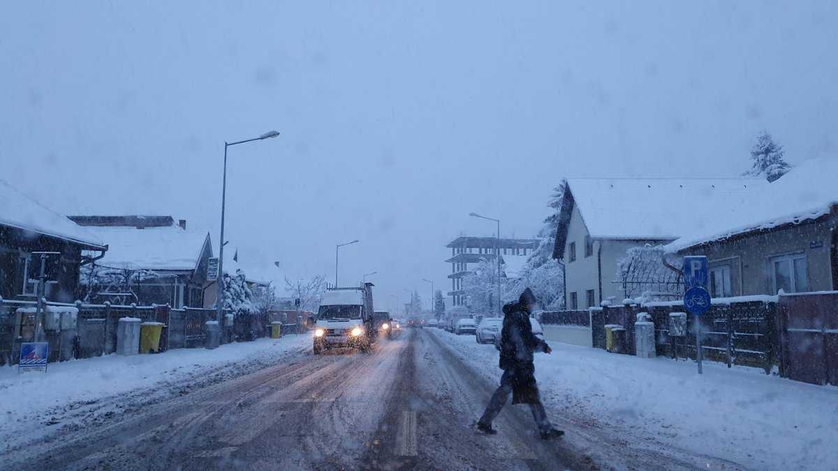 video foto prima zi de iarnă autentică la sibiu. se circulă greu prin oraș