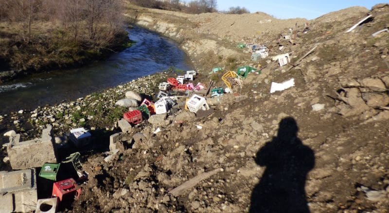 foto genocid ecologic pe malul sevișului - mormane de gunoaie aruncate peste tot
