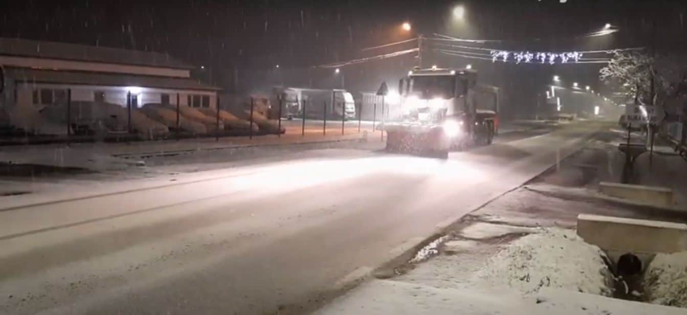 video – ninge tare pe drumurile din județul sibiu – peste patru sute de tone de sare împrăștiate de drumari