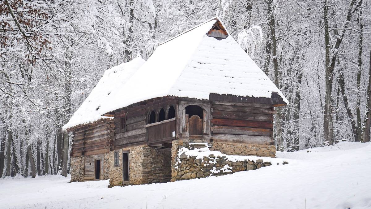 video foto: feerie în muzeul în aer liber - cadru de basm în miezul iernii