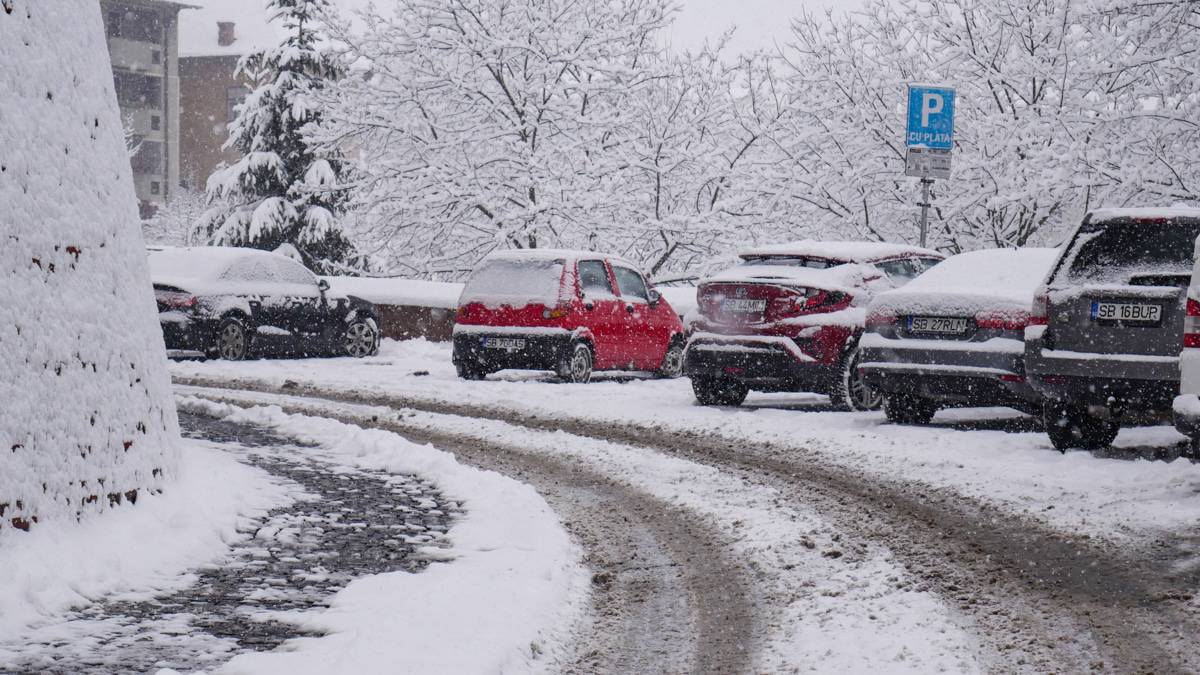 FOTO VIDEO - Sibiul sub nămeți - Străzi înzăpezite și haos în trafic din cauza zăpezii