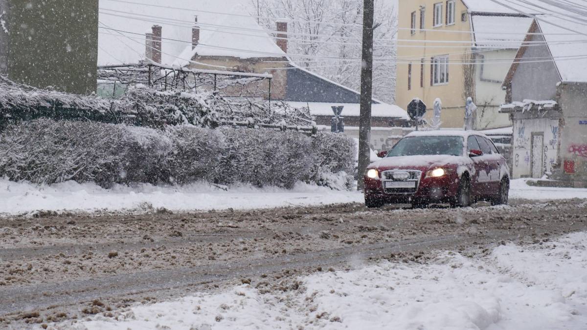 FOTO VIDEO - Sibiul sub nămeți - Străzi înzăpezite și haos în trafic din cauza zăpezii