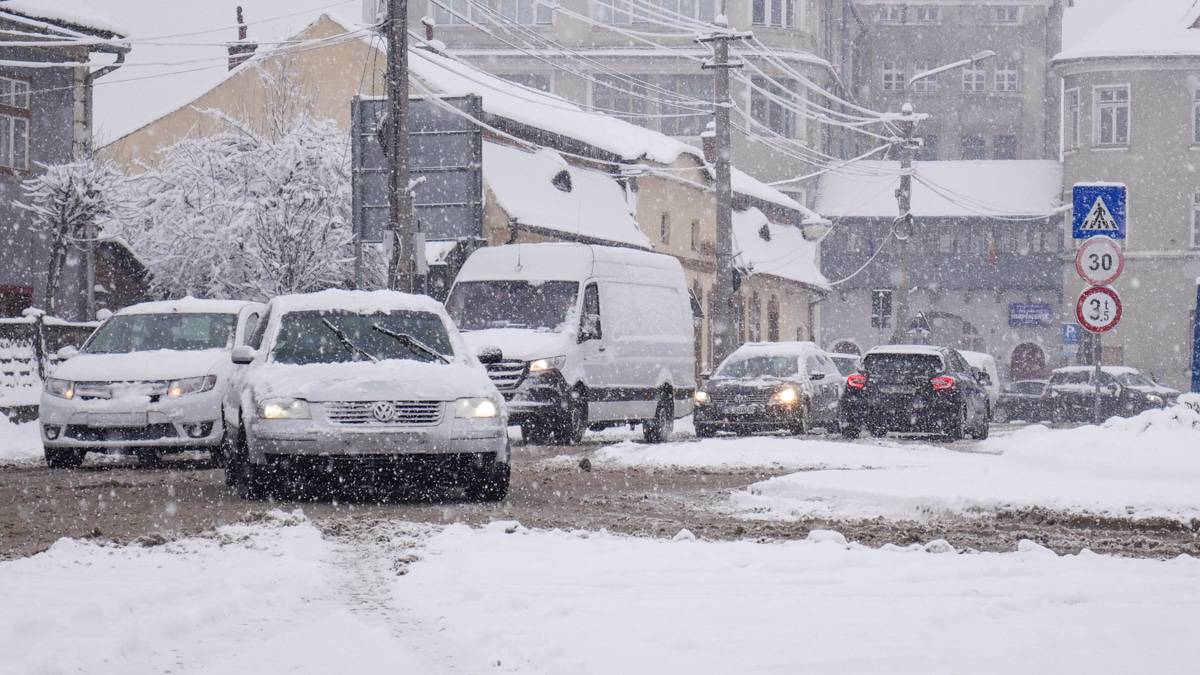 FOTO VIDEO - Sibiul sub nămeți - Străzi înzăpezite și haos în trafic din cauza zăpezii