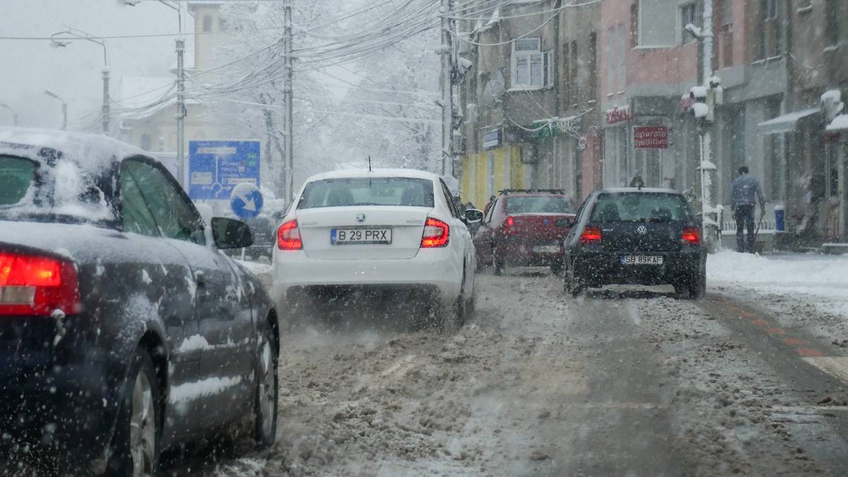 FOTO VIDEO - Sibiul sub nămeți - Străzi înzăpezite și haos în trafic din cauza zăpezii