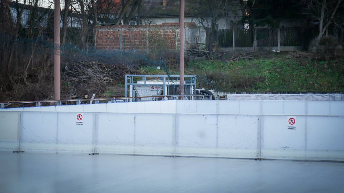 foto: patinoarul din parcul sub arini se redeschide - trei piste amenajate