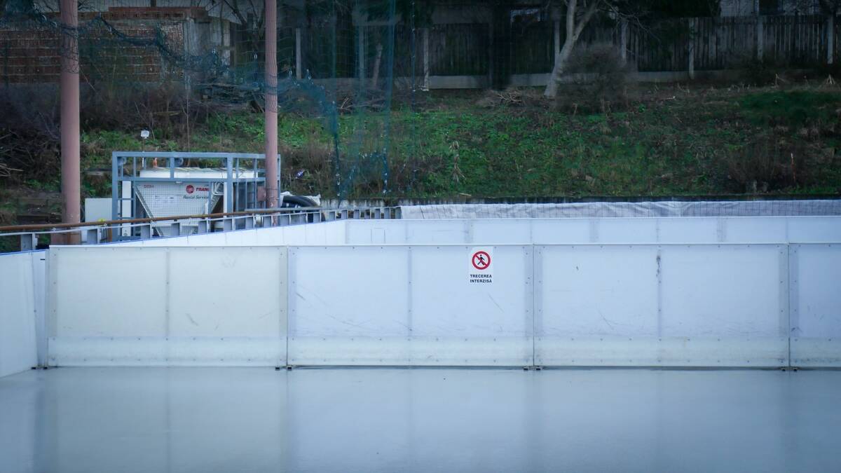 foto: patinoarul din parcul sub arini se redeschide - trei piste amenajate