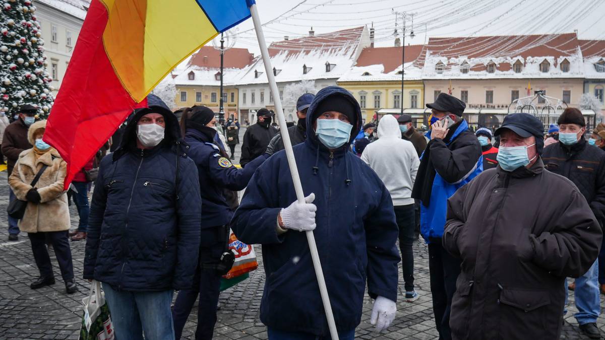 live video foto - peste o sută de sibieni protestează în piața mare împotriva majorării taxei de salubritate