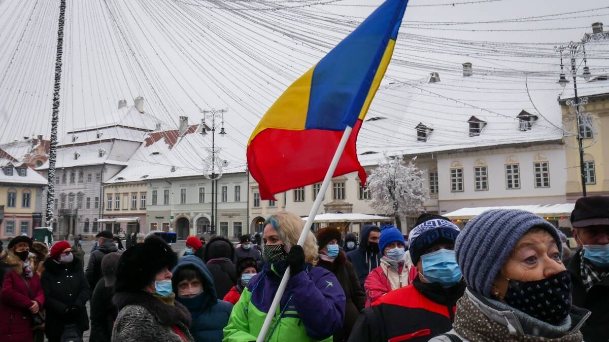 live video foto - peste o sută de sibieni protestează în piața mare împotriva majorării taxei de salubritate