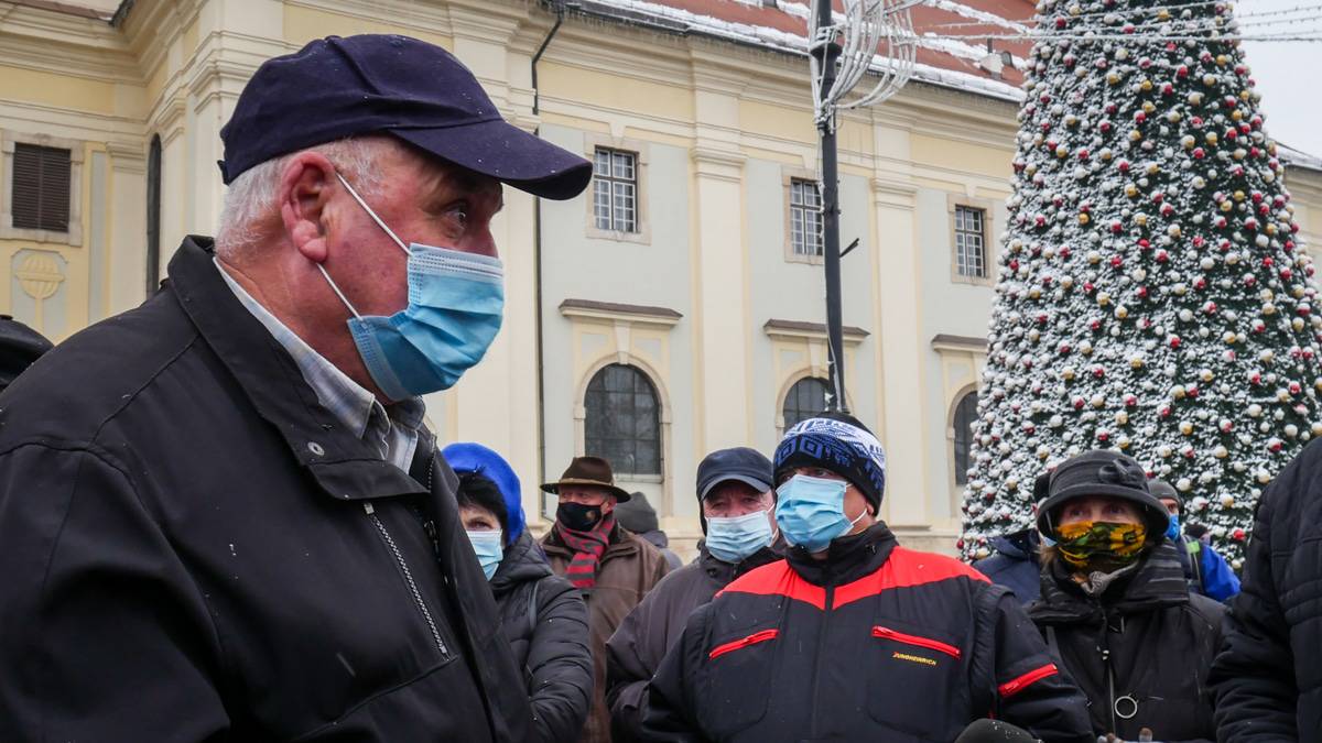 video foto sute de oameni au protestat la sibiu - ”ei au pus o taxă din pix și proștii să plătească”