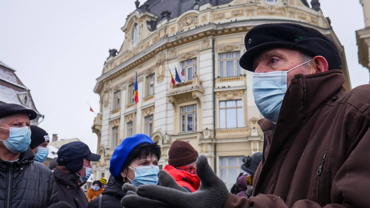 live video foto - peste o sută de sibieni protestează în piața mare împotriva majorării taxei de salubritate