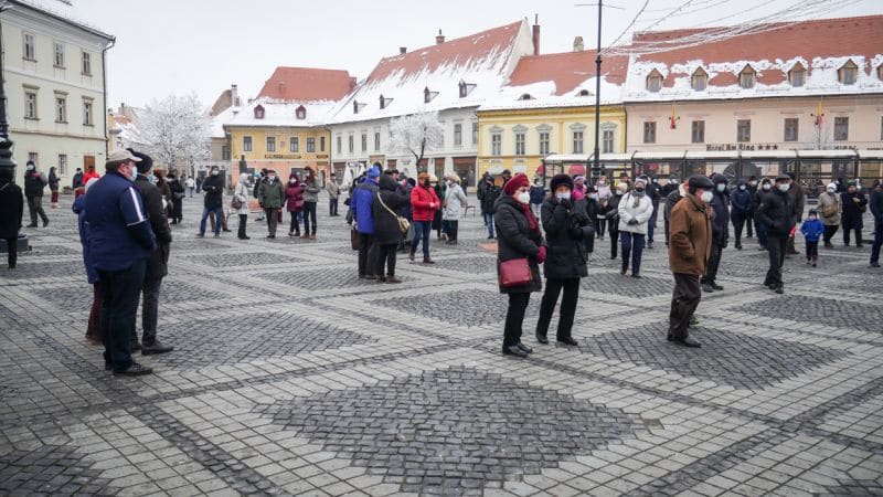 video foto sute de oameni au protestat la sibiu - ”ei au pus o taxă din pix și proștii să plătească”