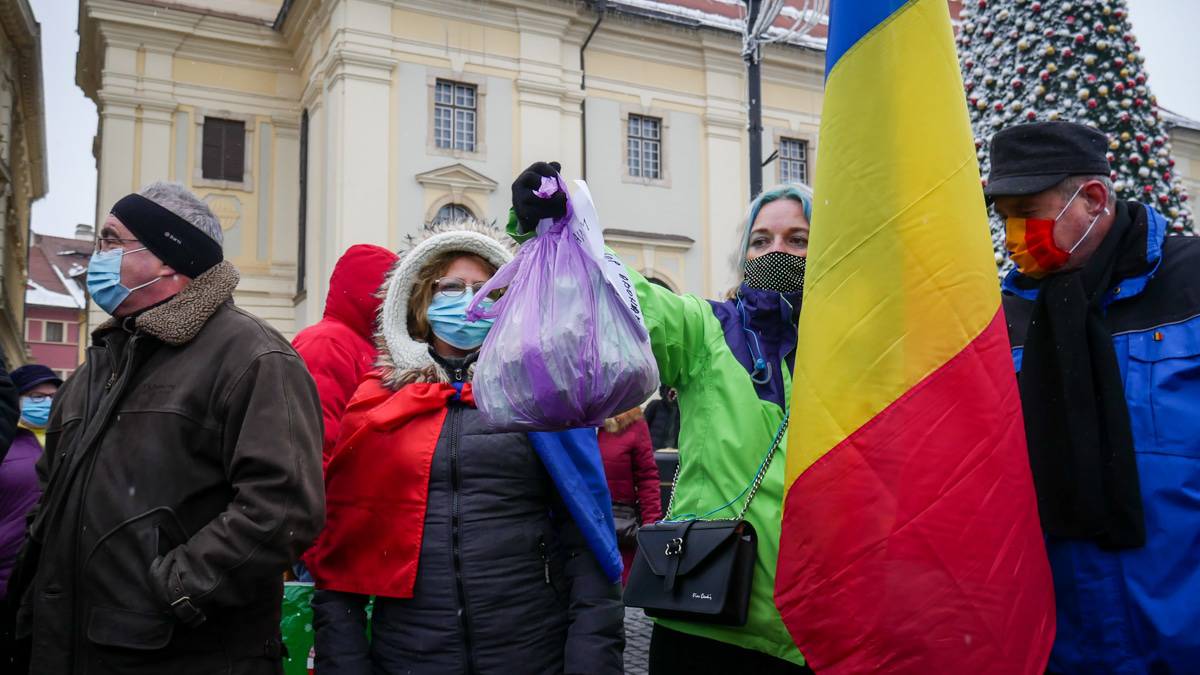 video foto sute de oameni au protestat la sibiu - ”ei au pus o taxă din pix și proștii să plătească”