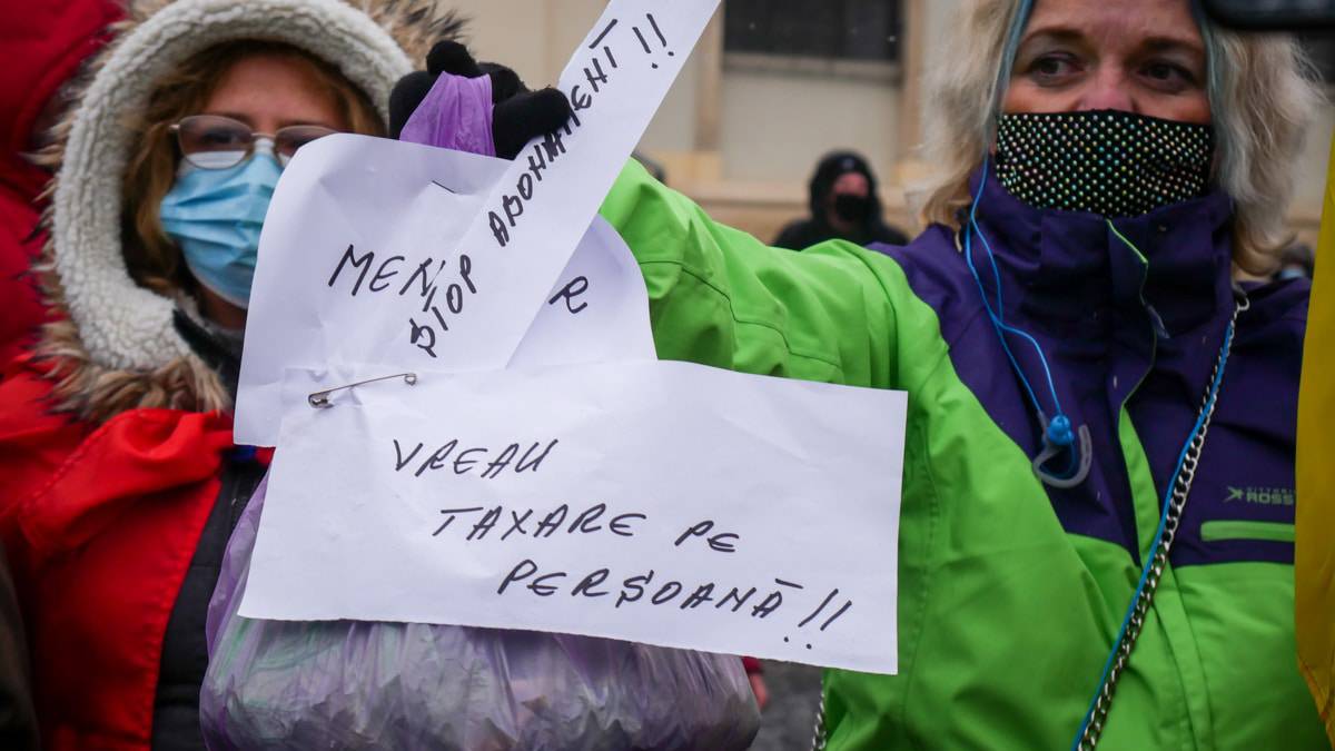 live video foto - peste o sută de sibieni protestează în piața mare împotriva majorării taxei de salubritate