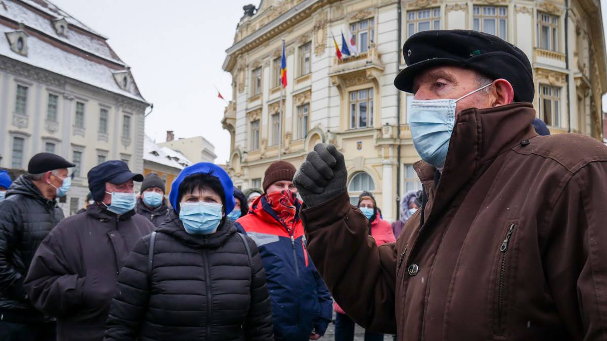 video foto sute de oameni au protestat la sibiu - ”ei au pus o taxă din pix și proștii să plătească”