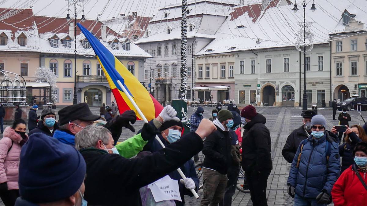 live video foto - peste o sută de sibieni protestează în piața mare împotriva majorării taxei de salubritate