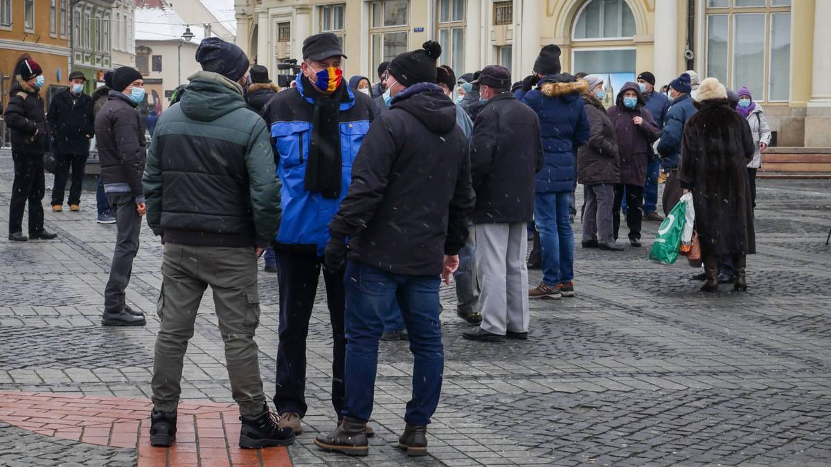 video foto sute de oameni au protestat la sibiu - ”ei au pus o taxă din pix și proștii să plătească”