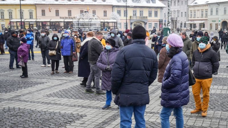 live video foto - peste o sută de sibieni protestează în piața mare împotriva majorării taxei de salubritate