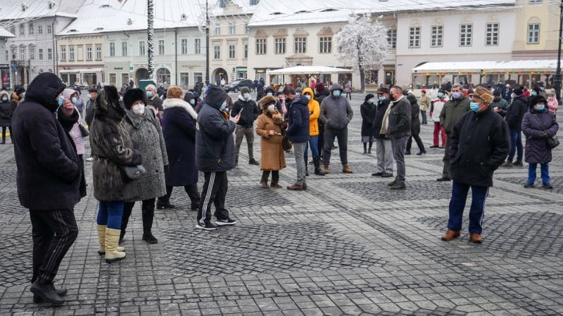 live video foto - peste o sută de sibieni protestează în piața mare împotriva majorării taxei de salubritate