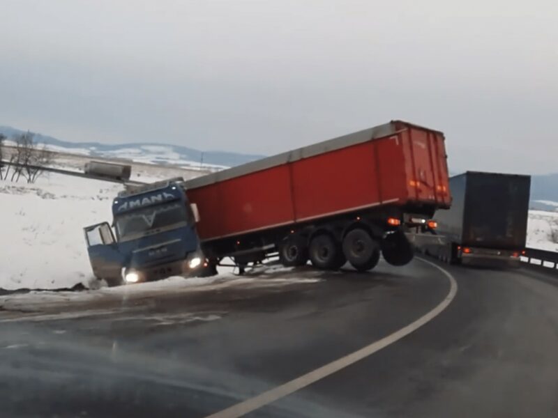 accident spectaculos între sibiu și brașov - un tir s-a răsturnat pe marginea drumului
