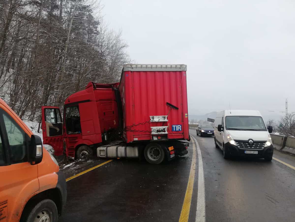 FOTO - TIR în șanț pe coborâre dinspre Boița către Tălmaciu - Un sens este blocat