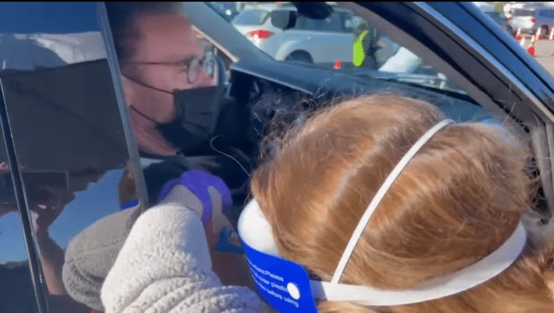 video arnold schwarzenegger s-a vaccinat în mașină - "vino cu mine, dacă vrei să trăieşti!"