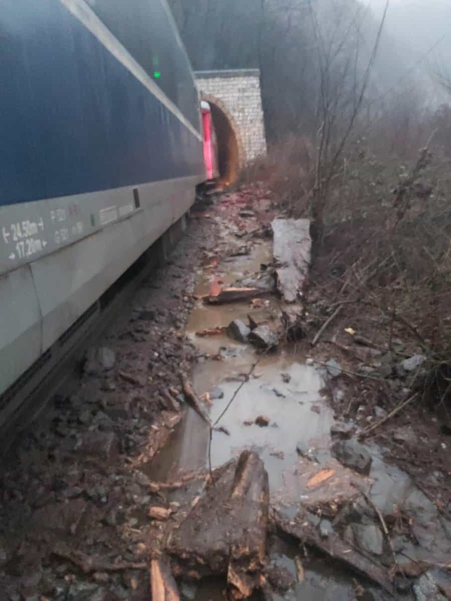 foto - tren deraiat pe valea oltului - locomotiva și un vagon au sărit de pe șine