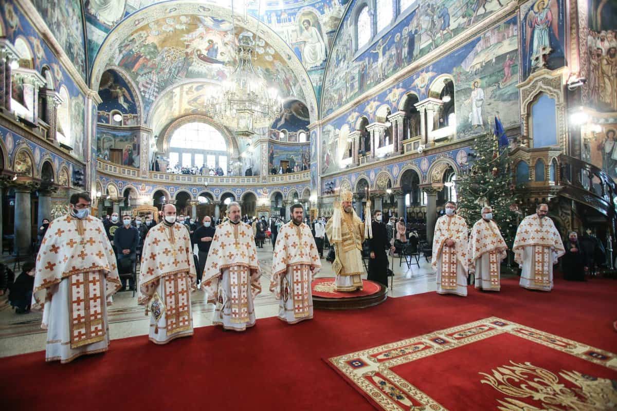 foto: preoți fără mască la slujbele din catedrala mitropolitană – unii o poartă, alții nu