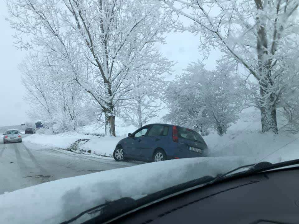 foto - mașini blocate de nămeți pe drumul hoților - au ajuns în șant