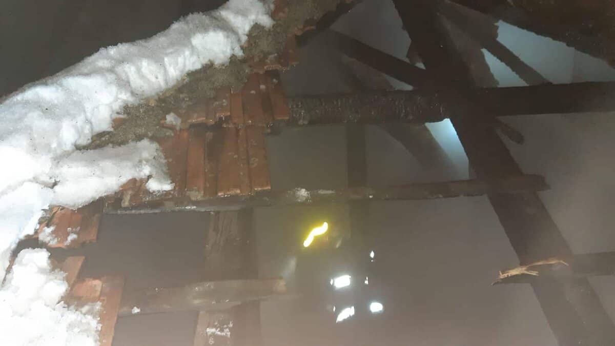 foto: incendiu la arpașu de sus - a ars acoperișul unei case