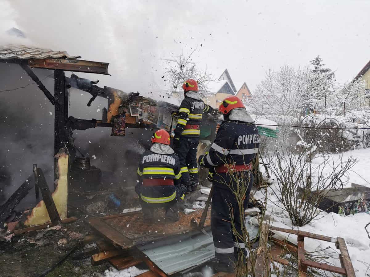 foto: incendiu pe strada băicoi - o magazie s-a făcut scrum