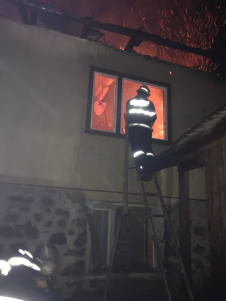 foto: noapte de foc pentru pompierii sibieni - au stins două incendii, în sibiu și săliște