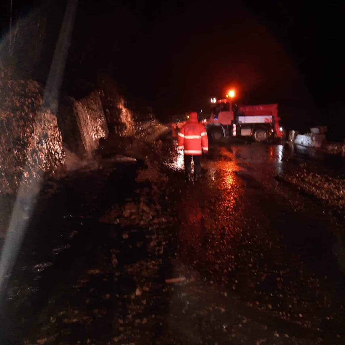 video foto - valea oltului blocată de căderi de pietre - traficul auto serios afectat