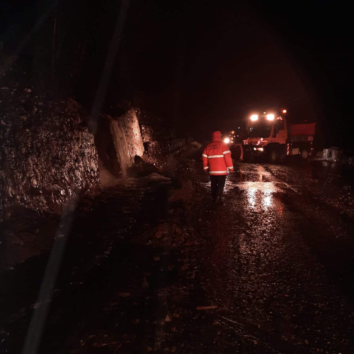 video foto - valea oltului blocată de căderi de pietre - traficul auto serios afectat