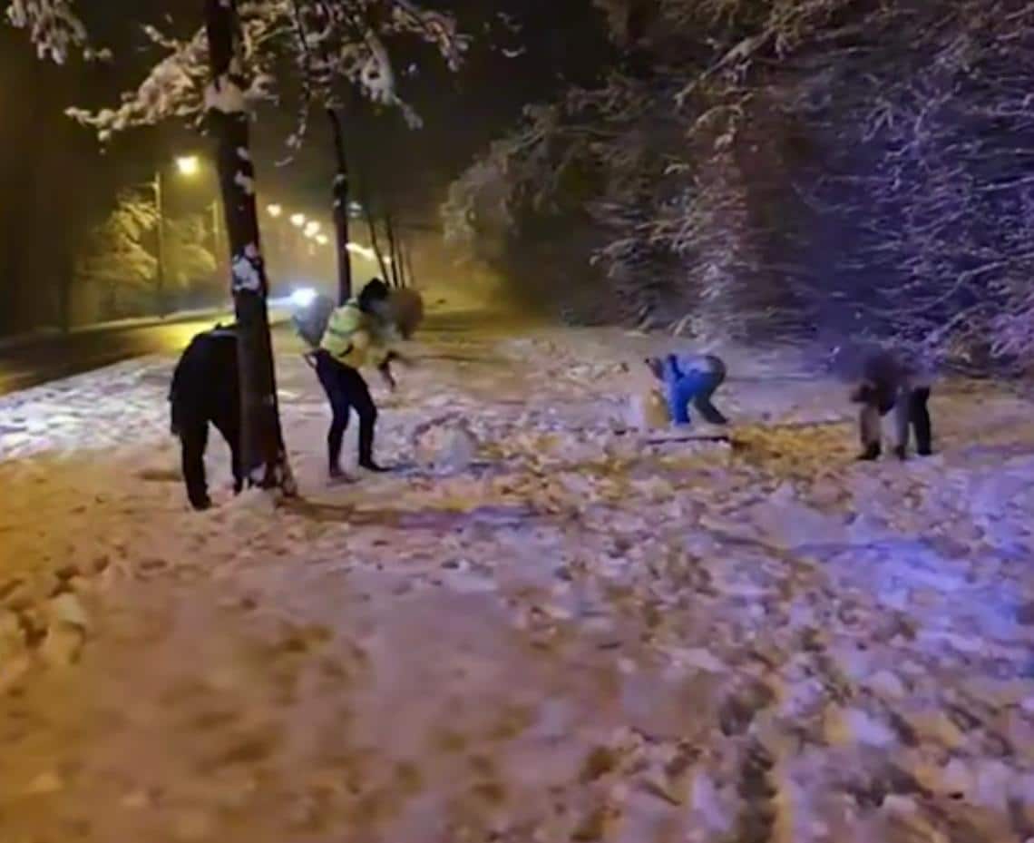 video: polițistul sibian care s-a bătut cu zăpadă a ajuns celebru în presa din anglia